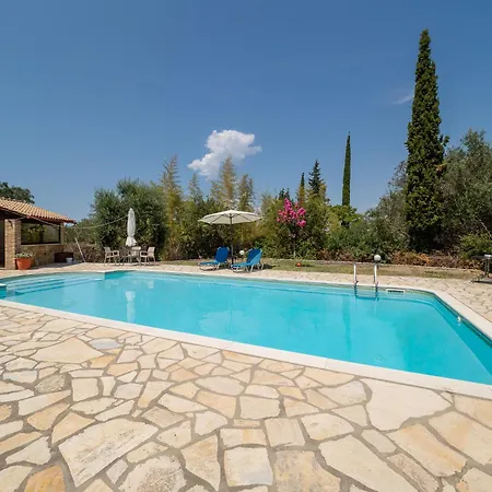 Kamaritis Private Bedroom, Pool View Apartment