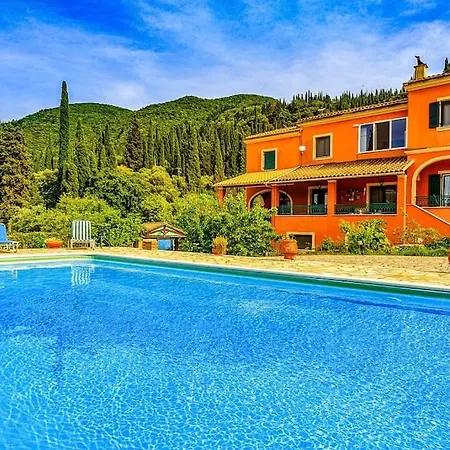 Kamaritis Private Bedroom, Pool View Appartamento