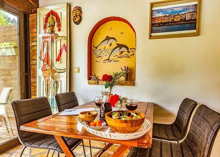 Kamaritis Private Bedroom, Pool View