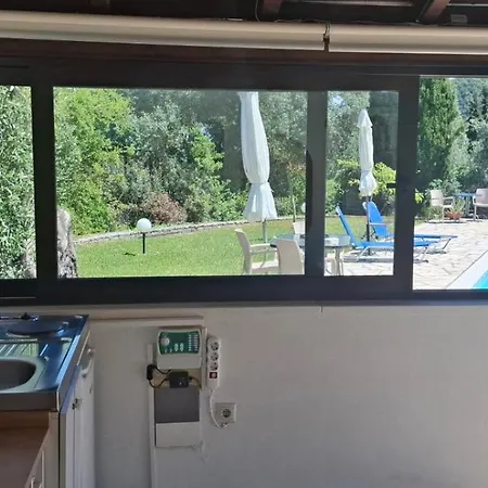 Kamaritis Private Bedroom, Pool View
